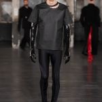 La sfilata di Parigi che ha rifatto il look di “American Psycho” Dopo quelli di Laclos e Baudelaire, Louis-Gabriel Nouchi si è ispirato a Bret Easton Ellis | Image 436800