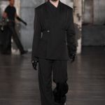 La sfilata di Parigi che ha rifatto il look di “American Psycho” Dopo quelli di Laclos e Baudelaire, Louis-Gabriel Nouchi si è ispirato a Bret Easton Ellis | Image 436799