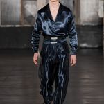 La sfilata di Parigi che ha rifatto il look di “American Psycho” Dopo quelli di Laclos e Baudelaire, Louis-Gabriel Nouchi si è ispirato a Bret Easton Ellis | Image 436790