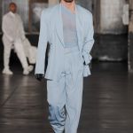 La sfilata di Parigi che ha rifatto il look di “American Psycho” Dopo quelli di Laclos e Baudelaire, Louis-Gabriel Nouchi si è ispirato a Bret Easton Ellis | Image 436789