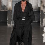 La sfilata di Parigi che ha rifatto il look di “American Psycho” Dopo quelli di Laclos e Baudelaire, Louis-Gabriel Nouchi si è ispirato a Bret Easton Ellis | Image 436787