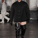 La sfilata di Parigi che ha rifatto il look di “American Psycho” Dopo quelli di Laclos e Baudelaire, Louis-Gabriel Nouchi si è ispirato a Bret Easton Ellis | Image 436786