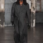 La sfilata di Parigi che ha rifatto il look di “American Psycho” Dopo quelli di Laclos e Baudelaire, Louis-Gabriel Nouchi si è ispirato a Bret Easton Ellis | Image 436784