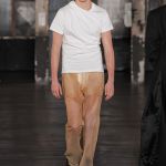 La sfilata di Parigi che ha rifatto il look di “American Psycho” Dopo quelli di Laclos e Baudelaire, Louis-Gabriel Nouchi si è ispirato a Bret Easton Ellis | Image 436782