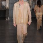La sfilata di Parigi che ha rifatto il look di “American Psycho” Dopo quelli di Laclos e Baudelaire, Louis-Gabriel Nouchi si è ispirato a Bret Easton Ellis | Image 436780