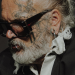 Il buttafuori del Berghain diventa un modello Tatuaggi come cicatrici e piercing come canini, lo stile raver di Sven Marquardt