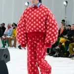 Il nuovo minimalismo nipponico di Marni Colori primari, stampe check alla Clueless, pois alla Kusama e una nuova umanità | Image 438345