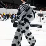 Il nuovo minimalismo nipponico di Marni Colori primari, stampe check alla Clueless, pois alla Kusama e una nuova umanità | Image 438340