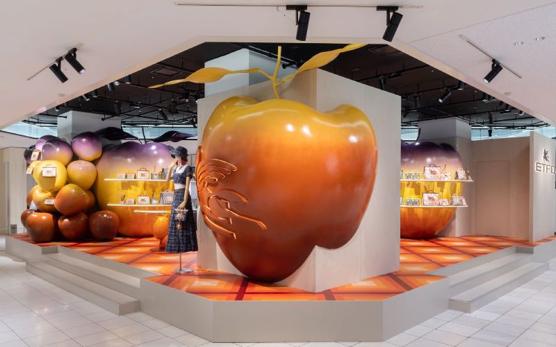 Wonderland of Etropìa, an Etro's world filled with giant apples