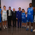 Le nuove maglie della Nazionale italiana basket firmate Macron Per le sue prime divise, il brand bolognese ha scelto la tradizione