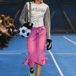 Cormio conquers the field and presents the funniest accessory of Milan Fashion Week Between girly aesthetics and Futsal inspirations | Image 441147