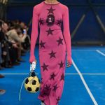 Cormio conquers the field and presents the funniest accessory of Milan Fashion Week Between girly aesthetics and Futsal inspirations | Image 441149