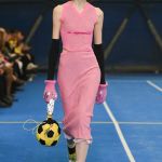 Cormio conquers the field and presents the funniest accessory of Milan Fashion Week Between girly aesthetics and Futsal inspirations | Image 441151