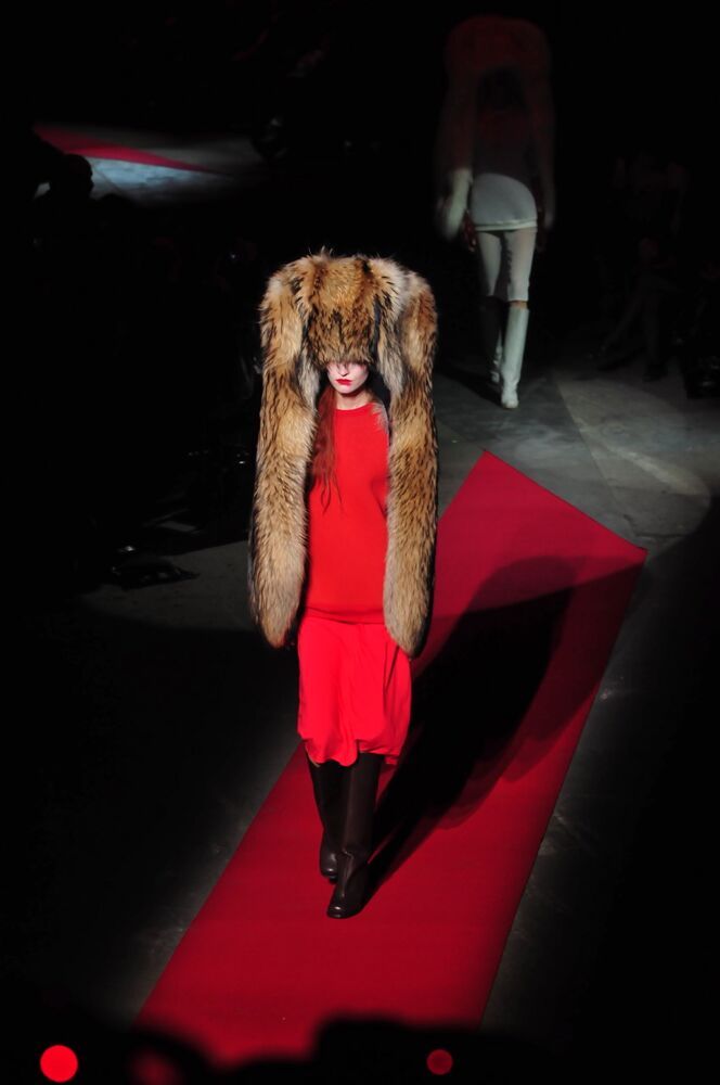 Why the bearskin is the real trend of the season From Gucci's glamorous declination to Burberry's hunting twist | Image 443002