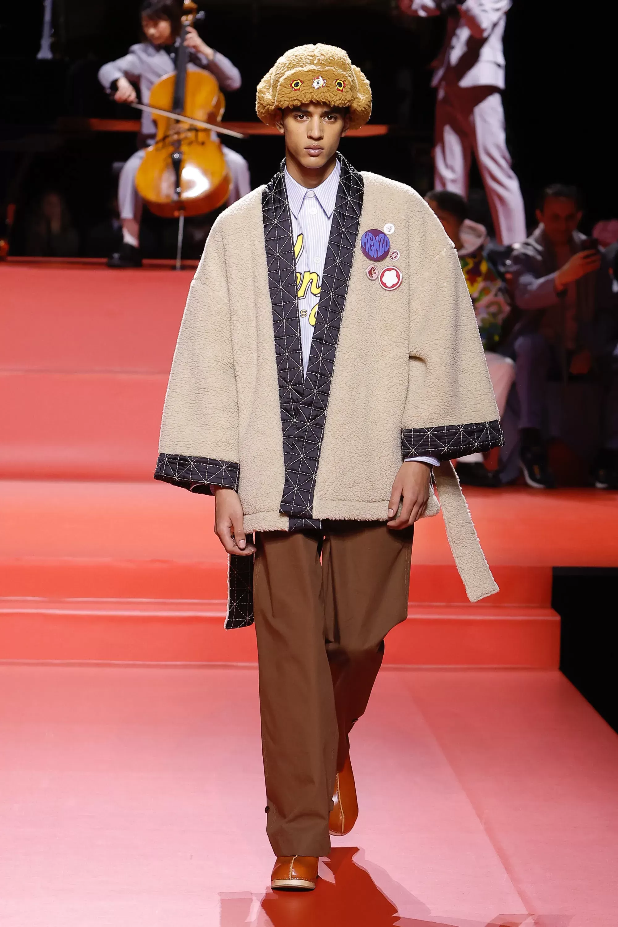 Why the bearskin is the real trend of the season From Gucci's glamorous declination to Burberry's hunting twist | Image 441750