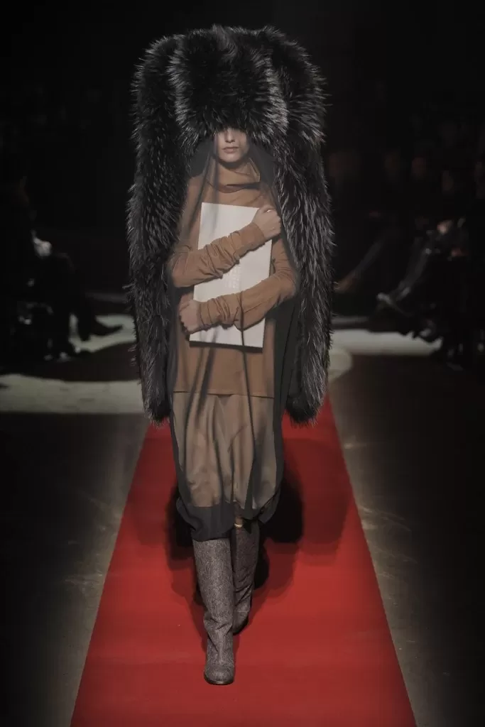 Why the bearskin is the real trend of the season From Gucci's glamorous declination to Burberry's hunting twist | Image 442998