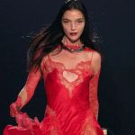 Il rosso è il colore dell'autunno inverno 2023 2024 In ogni sfumatura il colore è protagonista dell’ultimo fashion month e dei look di un numero sempre maggiore di celebrità