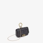 Dalle mini bag alle tote bag oversize, quali sono le borse più cool del momento? Le mezze misure non esistono più, facciamocene una ragione: team over o team mini? | Image 443410