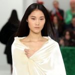 Tra Milano e Parigi, la moda si è coperta le spalle Il trend del prossimo autunno che prende ispirazione dal piumone del letto e dalla Regina Cattiva