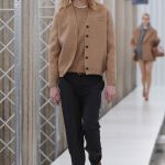 I bellissimi nerd di Miu Miu Cardigan, occhiali, chignon incasinati – e Mia Goth! | Image 444595