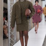 I bellissimi nerd di Miu Miu Cardigan, occhiali, chignon incasinati – e Mia Goth! | Image 444589