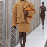 I bellissimi nerd di Miu Miu Cardigan, occhiali, chignon incasinati – e Mia Goth! | Image 444587