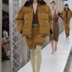I bellissimi nerd di Miu Miu Cardigan, occhiali, chignon incasinati – e Mia Goth! | Image 444583