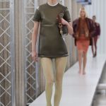 I bellissimi nerd di Miu Miu Cardigan, occhiali, chignon incasinati – e Mia Goth! | Image 444578