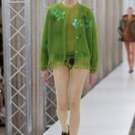 I bellissimi nerd di Miu Miu Cardigan, occhiali, chignon incasinati – e Mia Goth! | Image 444574