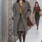 I bellissimi nerd di Miu Miu Cardigan, occhiali, chignon incasinati – e Mia Goth! | Image 444566