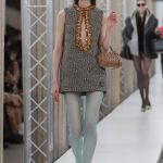 I bellissimi nerd di Miu Miu Cardigan, occhiali, chignon incasinati – e Mia Goth! | Image 444558