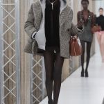 I bellissimi nerd di Miu Miu Cardigan, occhiali, chignon incasinati – e Mia Goth! | Image 444554