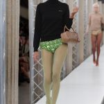 I bellissimi nerd di Miu Miu Cardigan, occhiali, chignon incasinati – e Mia Goth! | Image 444551