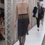 I bellissimi nerd di Miu Miu Cardigan, occhiali, chignon incasinati – e Mia Goth! | Image 444606