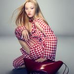 Con la campagna SS23 di Acne Studios è di nuovo primavera Devon Aoki è il nuovo volto della campagna SS23 tra lenzuola rosa abiti vichy | Image 445336