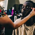 Perché sempre più uomini comprano make-up Lo abbiamo chiesto a un make-up artist e un beauty influencer