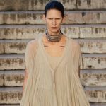 La femminilità ribelle del babydoll Da Versace a Loewe, l'abito babydoll è protagonista delle collezioni SS23