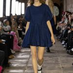 La femminilità ribelle del babydoll Da Versace a Loewe, l'abito babydoll è protagonista delle collezioni SS23 | Image 446843