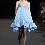 La femminilità ribelle del babydoll Da Versace a Loewe, l'abito babydoll è protagonista delle collezioni SS23 | Image 446853