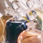 Acque profumate e fragranze leggere: i must-have per questa stagione Sia in spiaggia che in città, ecco i 10 profumi primaverili da mettere nel beauty case