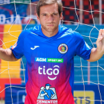 Una squadra di El Salvador ha la maglia identica a quella usata dal CSKA Mosca Alcune maglie non finiscono, fanno giri immensi e poi ritornano