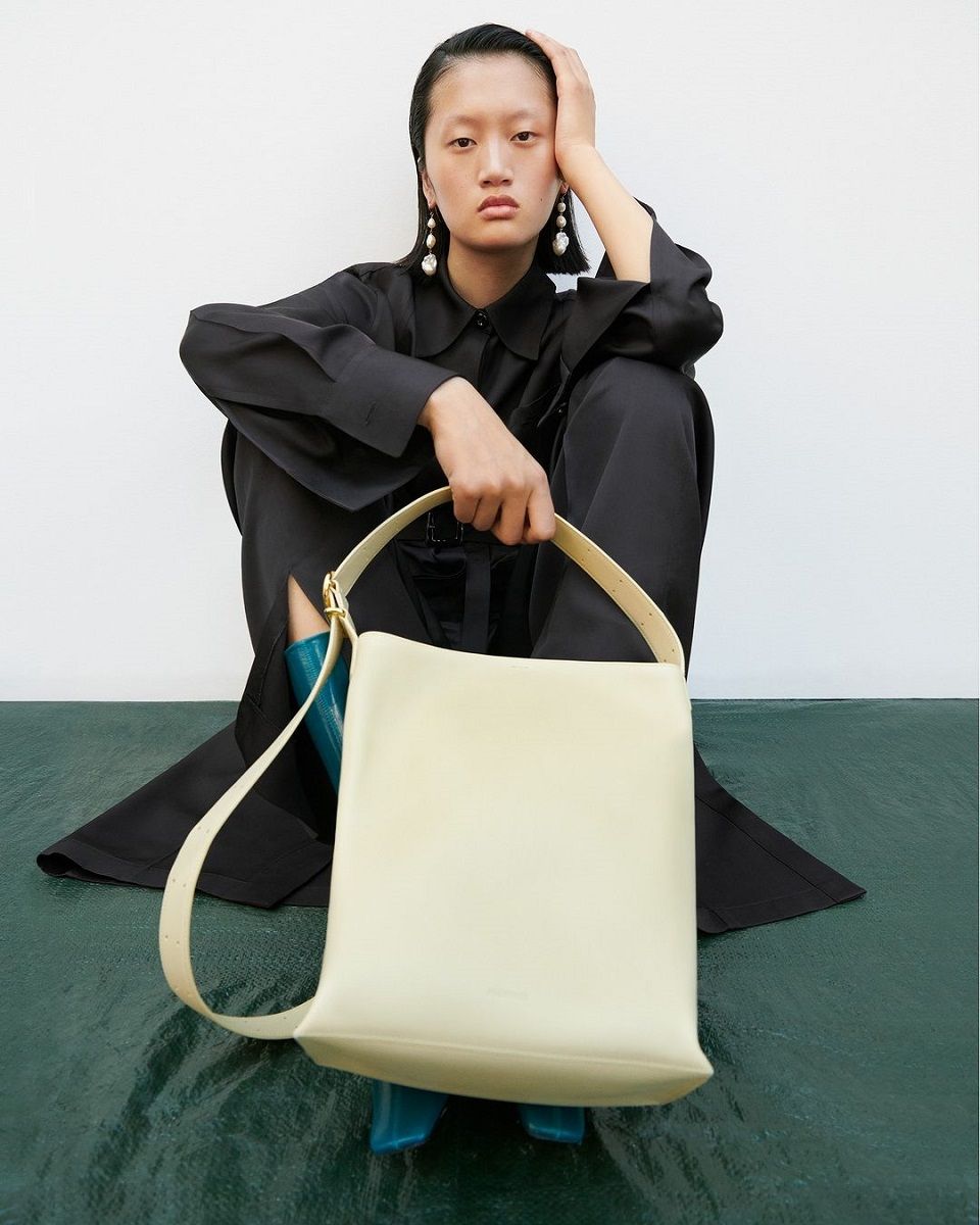 Trend SS23: the must-have bags of the moment XXL, wristlets, baguette, with romantic and sparkling details | Image 448424