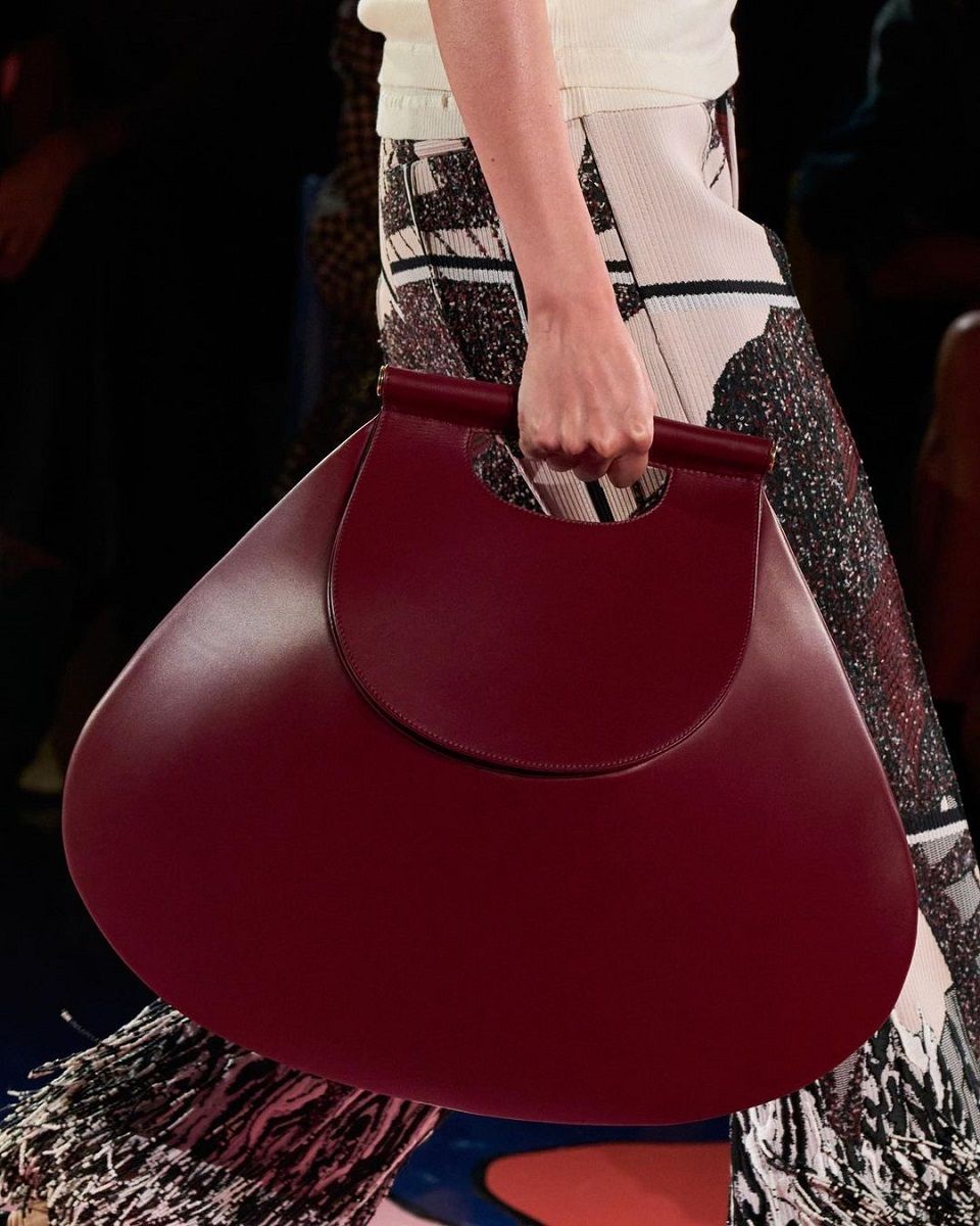 Trend SS23: the must-have bags of the moment XXL, wristlets, baguette, with romantic and sparkling details | Image 448425