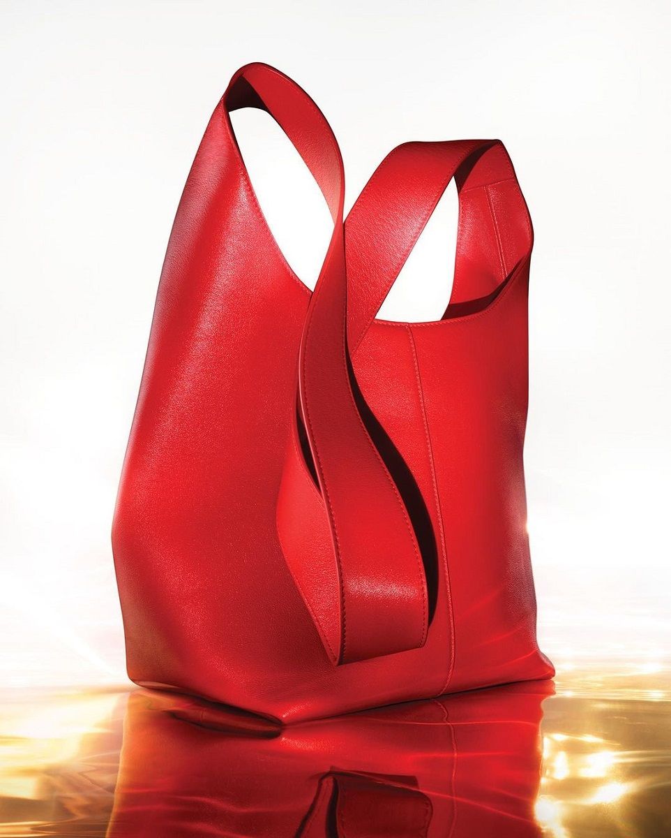 Trend SS23: the must-have bags of the moment XXL, wristlets, baguette, with romantic and sparkling details | Image 448426