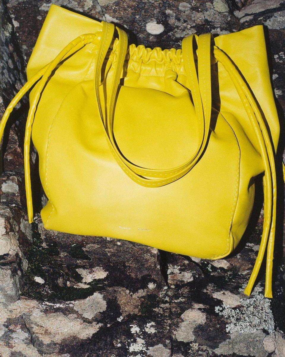 Trend SS23: the must-have bags of the moment XXL, wristlets, baguette, with romantic and sparkling details | Image 448422