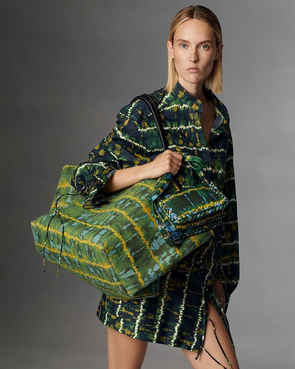 Trend SS23: the must-have bags of the moment XXL, wristlets, baguette, with romantic and sparkling details | Image 448427