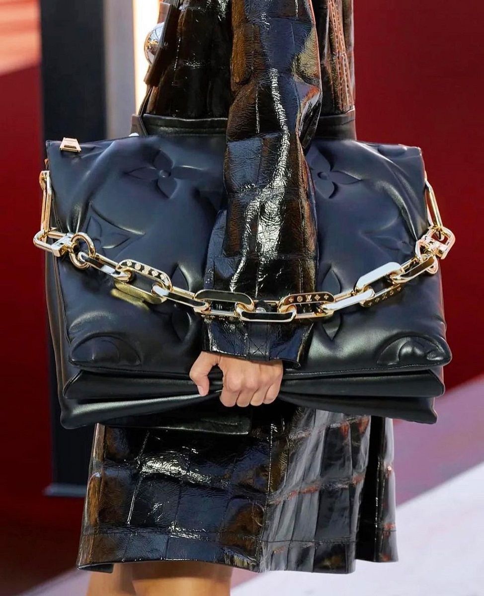 Trend SS23: the must-have bags of the moment XXL, wristlets, baguette, with romantic and sparkling details | Image 448428