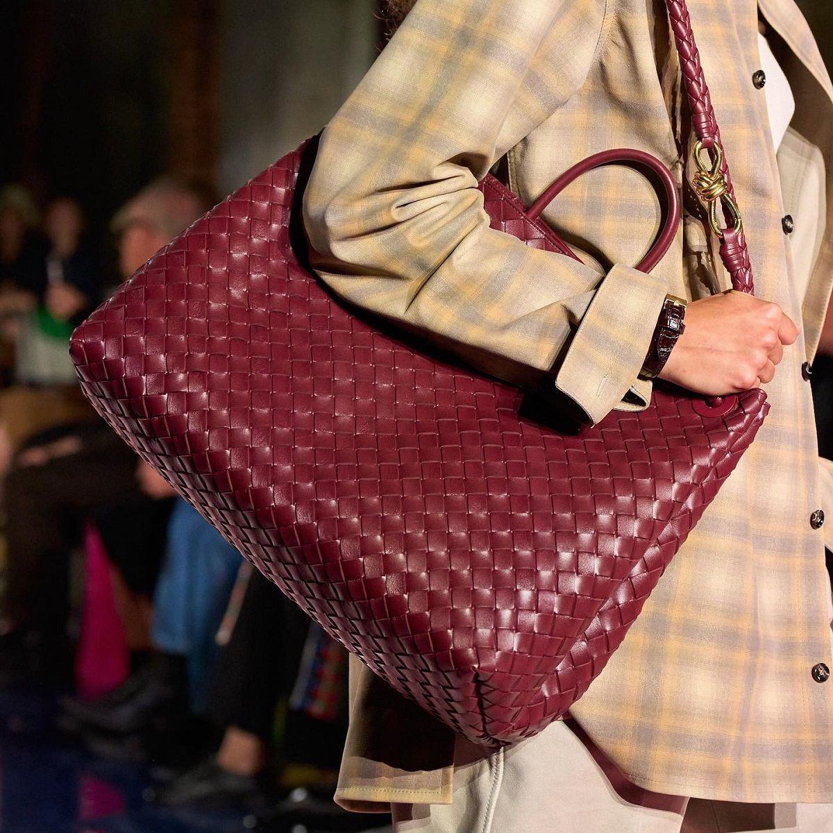 Trend SS23: the must-have bags of the moment XXL, wristlets, baguette, with romantic and sparkling details | Image 448430