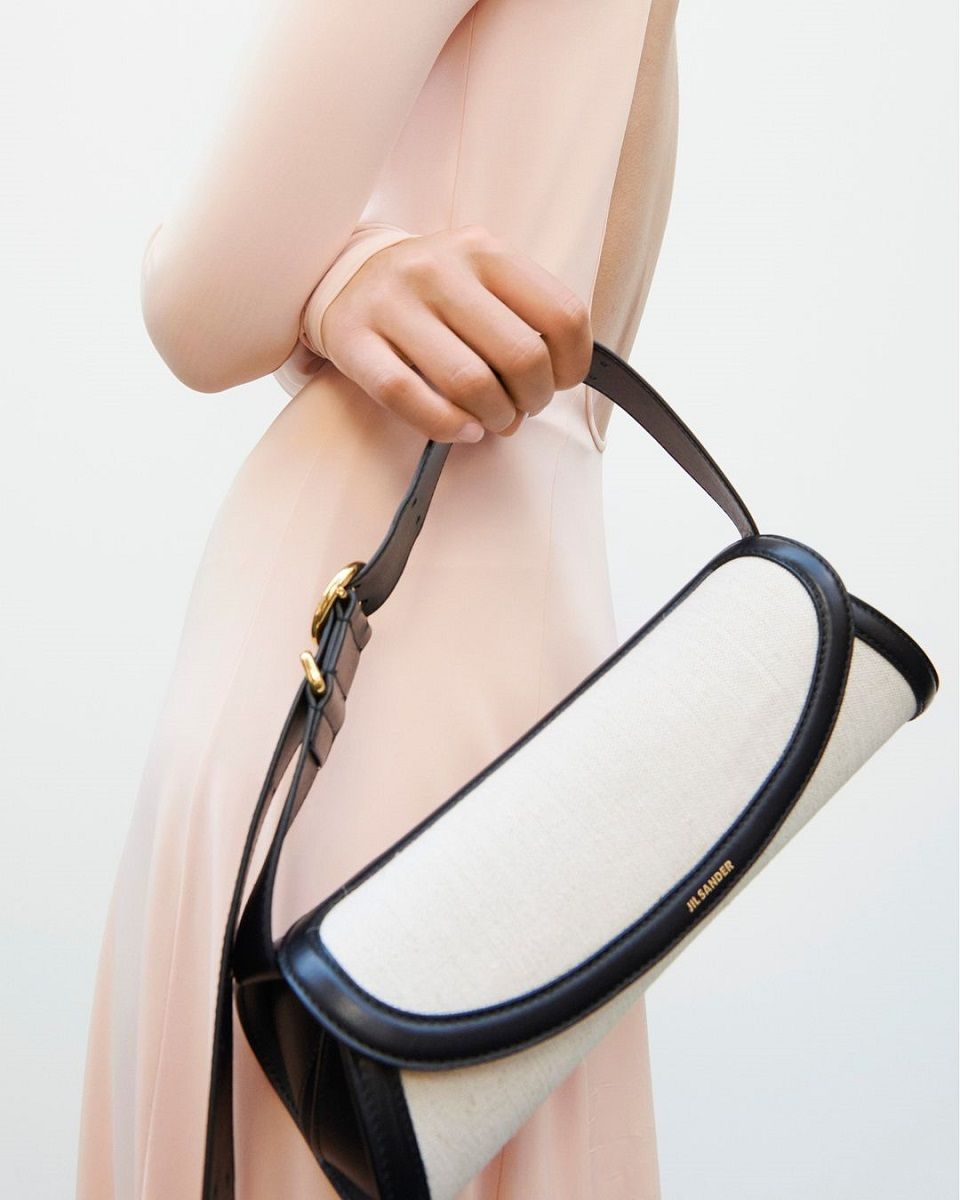 Trend SS23: the must-have bags of the moment XXL, wristlets, baguette, with romantic and sparkling details | Image 448443