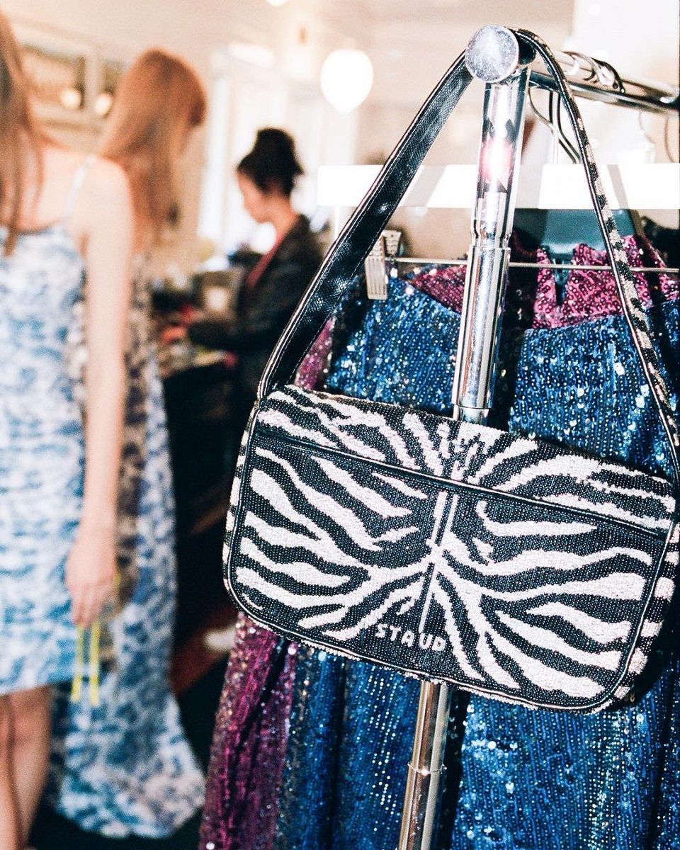 Trend SS23: the must-have bags of the moment XXL, wristlets, baguette, with romantic and sparkling details | Image 448441